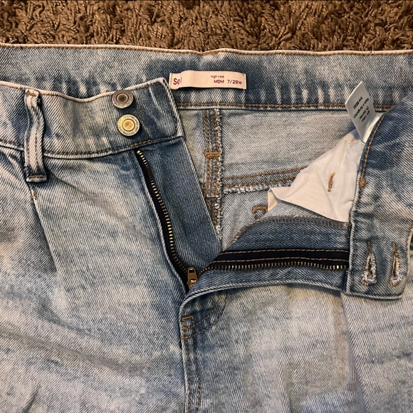 High Rise Mom Jeans - Picture 4 of 4